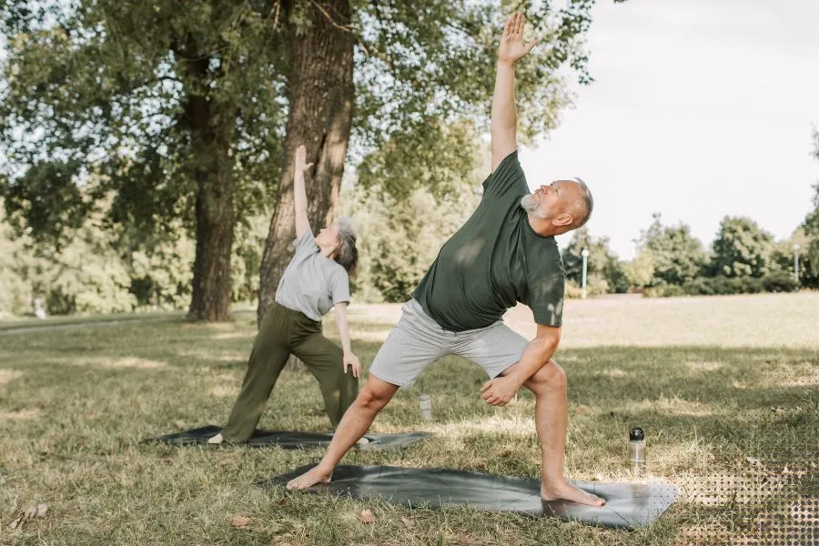 Light movement floor with curved forms